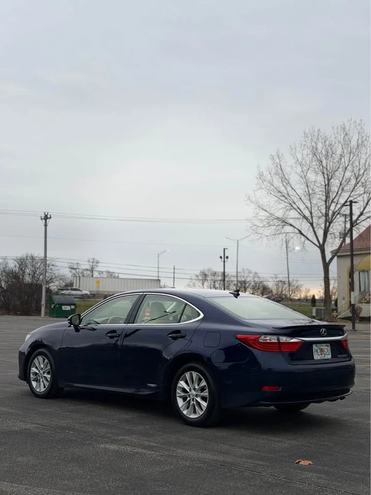 2014 Lexus ES 6th Gen - Image 6 of 12