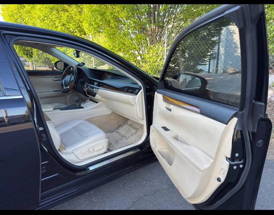 2014 Lexus ES 6th Gen - Image 5 of 8
