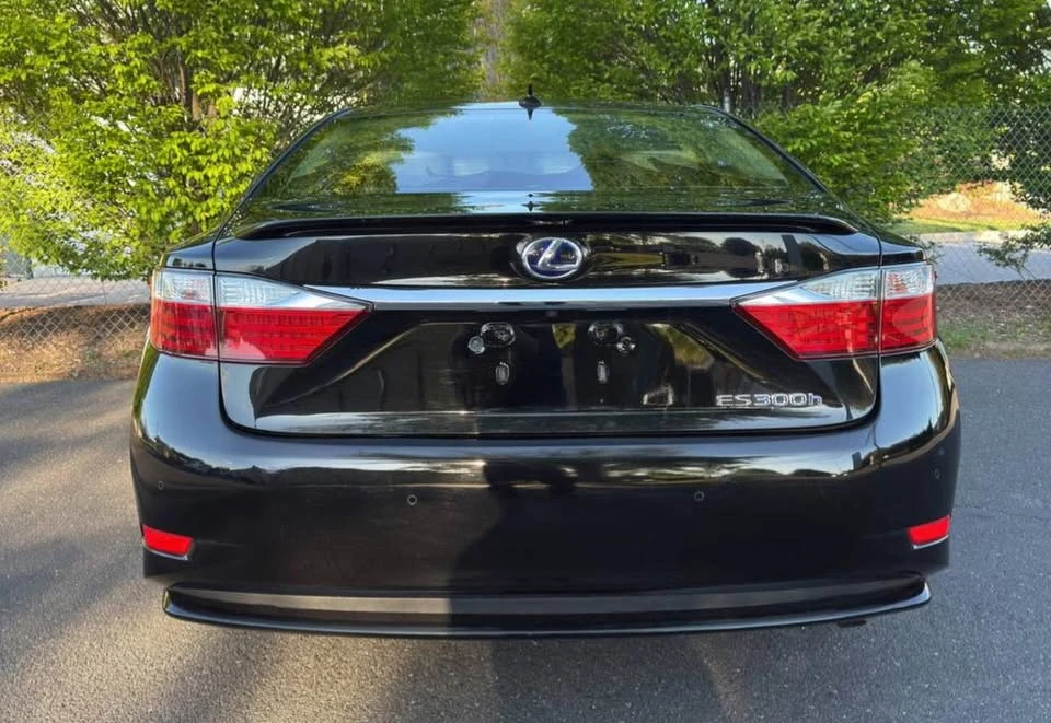 2014 Lexus ES 6th Gen - Image 2 of 8
