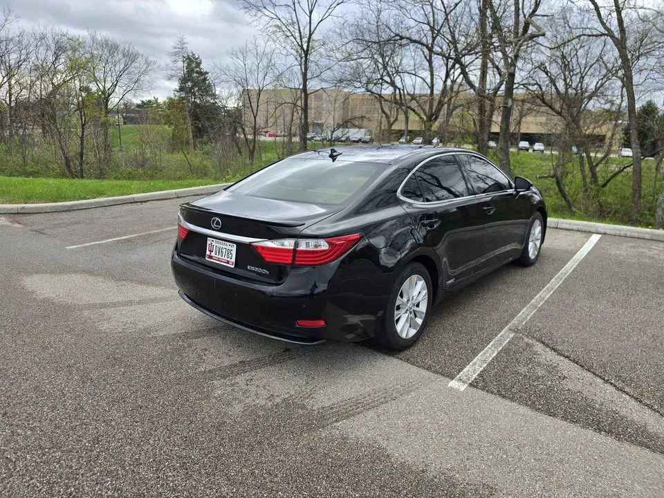 2014 Lexus ES 6th Gen - Image 3 of 12