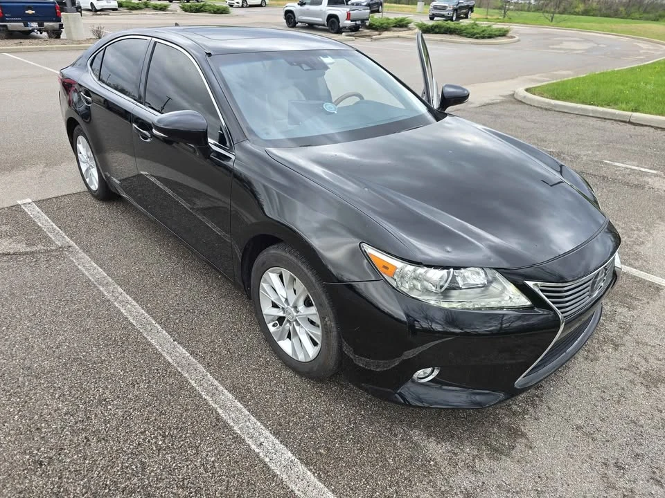 2014 Lexus ES 6th Gen - Image 2 of 12