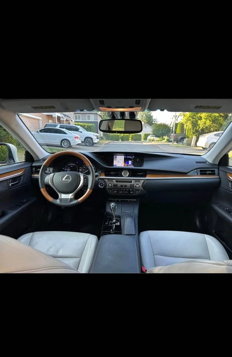 2014 Lexus ES 6th Gen - Image 9 of 13