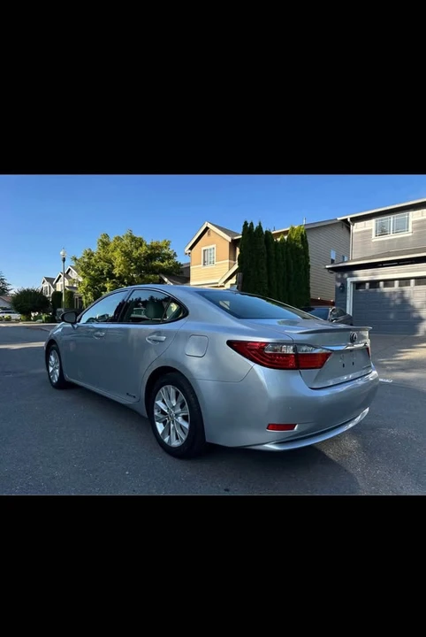 2014 Lexus ES 6th Gen - Image 5 of 13