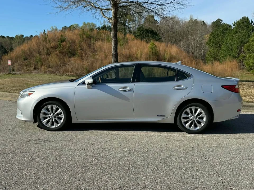 2014 Lexus ES 6th Gen - Image 3 of 17