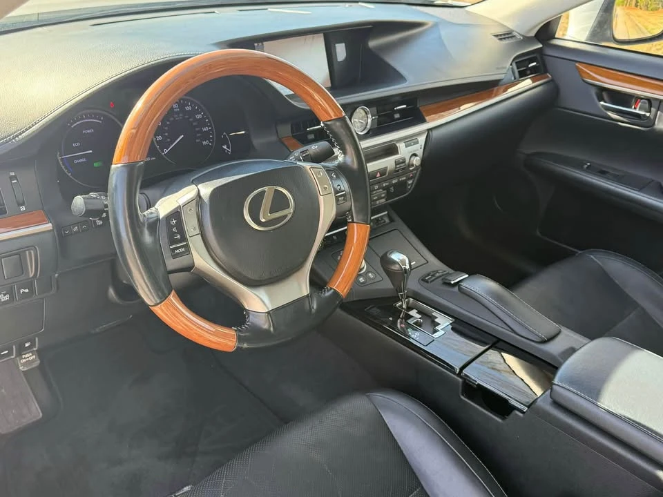 2014 Lexus ES 6th Gen - Image 17 of 17
