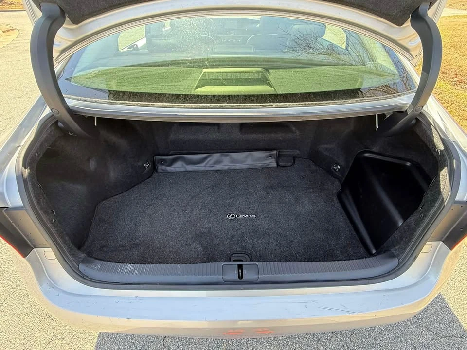 2014 Lexus ES 6th Gen - Image 9 of 17