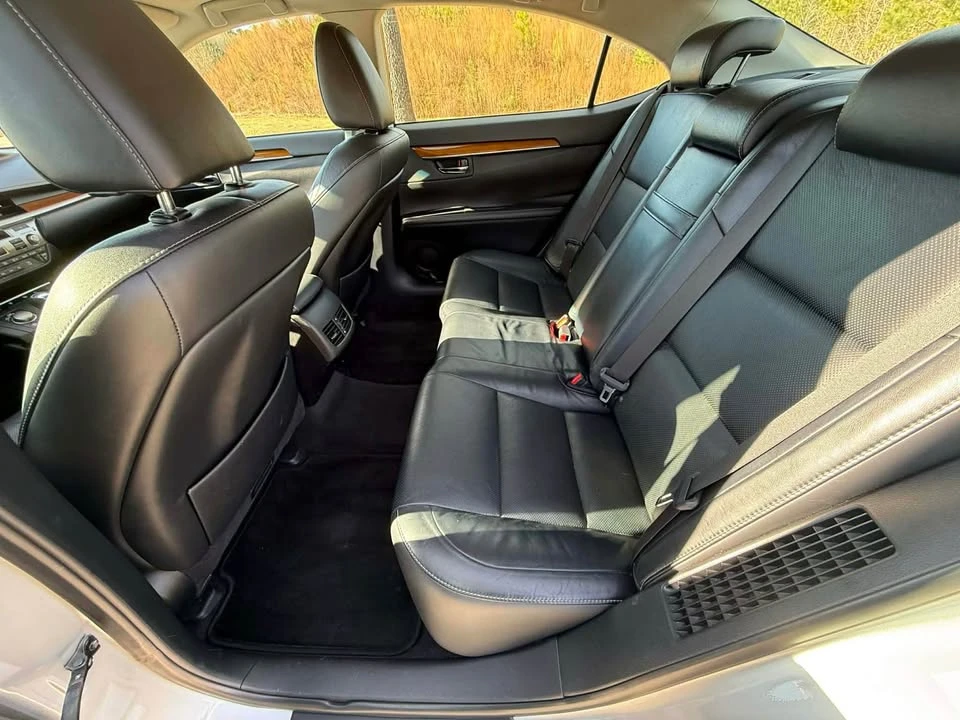 2014 Lexus ES 6th Gen - Image 16 of 17