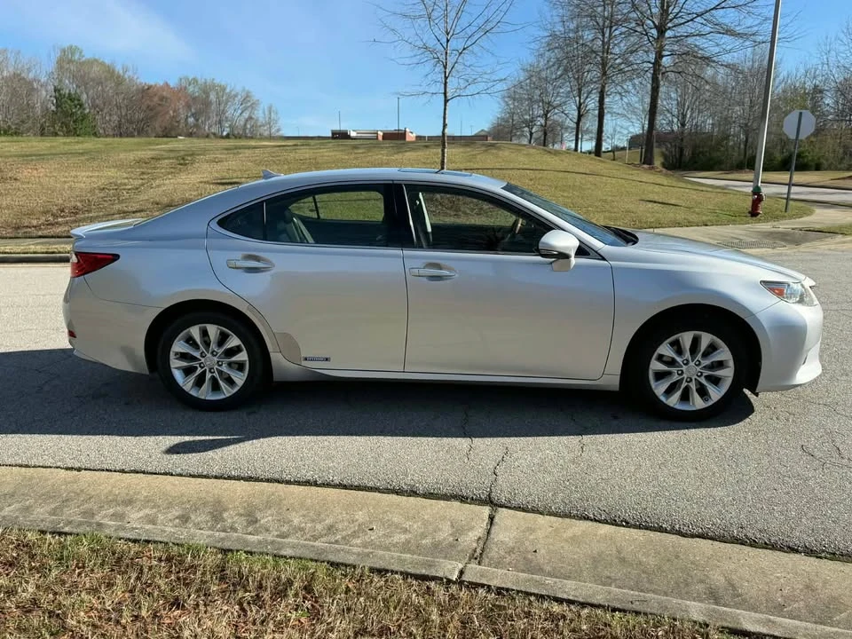 2014 Lexus ES 6th Gen - Image 2 of 17