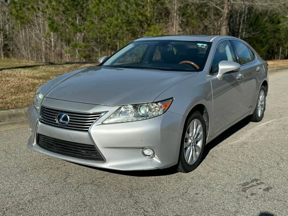 2014 Lexus ES 6th Gen - Image 5 of 17