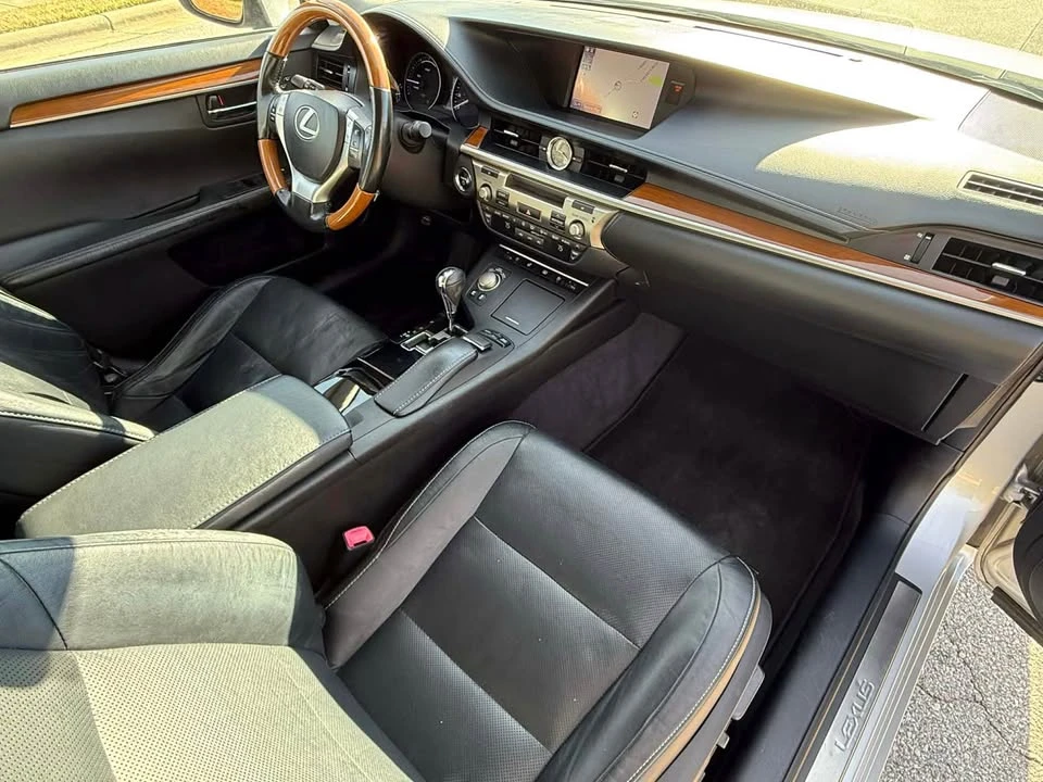 2014 Lexus ES 6th Gen - Image 13 of 17