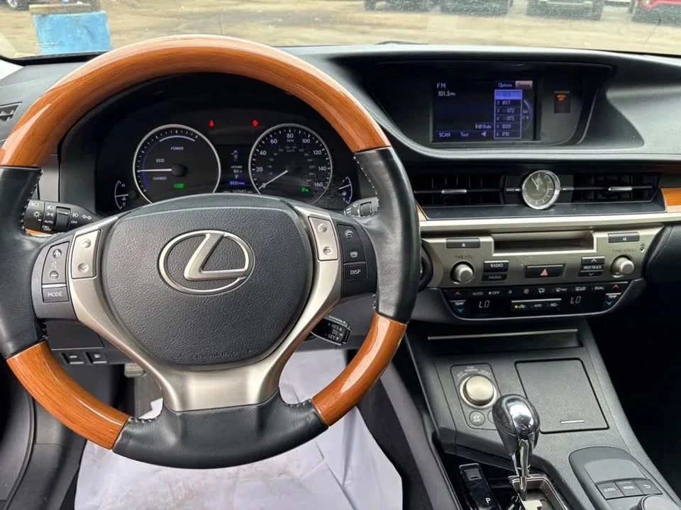 2014 Lexus ES 6th Gen - Image 3 of 13
