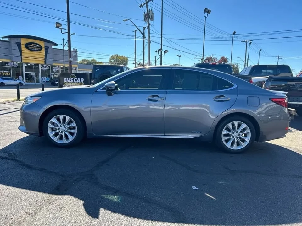 2014 Lexus ES 6th Gen - Image 2 of 13