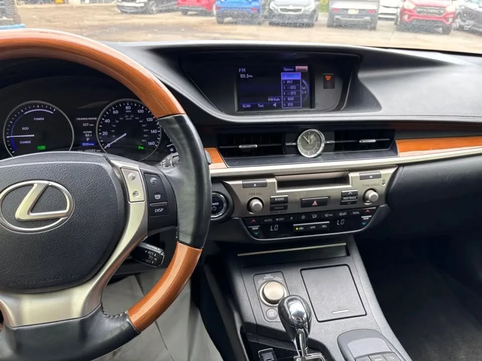 2014 Lexus ES 6th Gen - Image 4 of 13