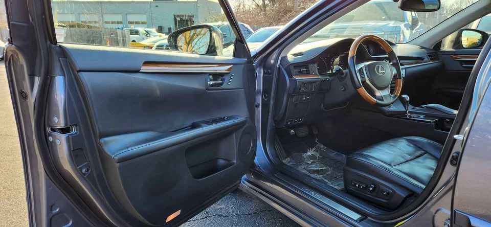 2014 Lexus ES 6th Gen - Image 7 of 11