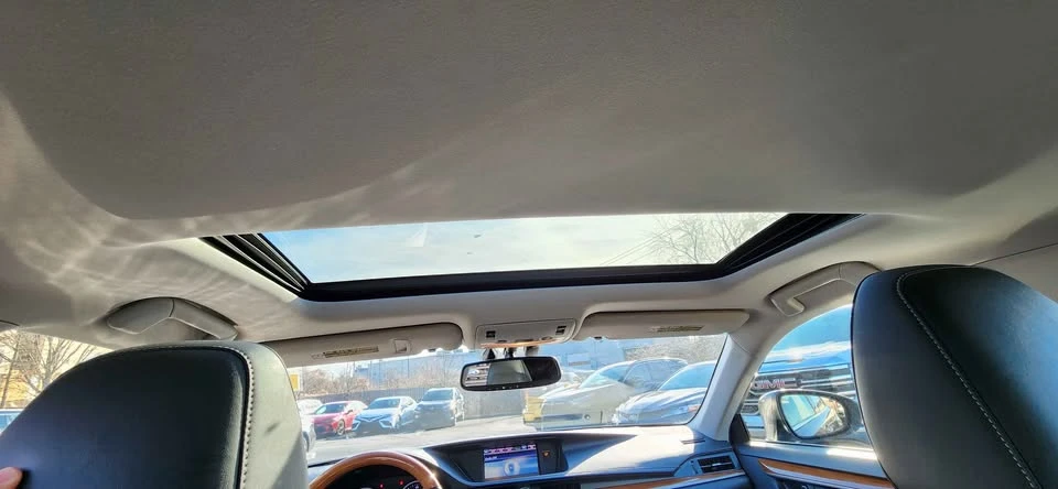 2014 Lexus ES 6th Gen - Image 5 of 11