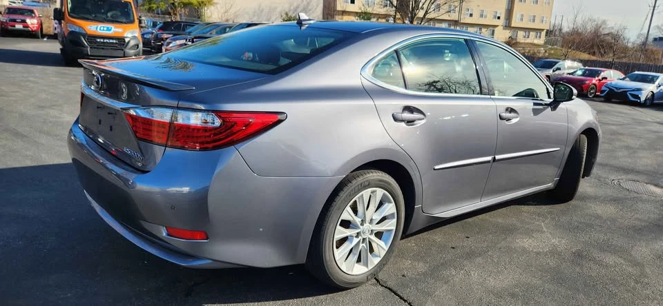 2014 Lexus ES 6th Gen - Image 2 of 11