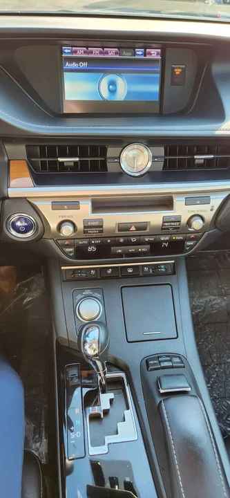 2014 Lexus ES 6th Gen - Image 10 of 11