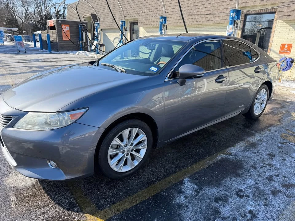 2014 Lexus ES 6th Gen - Image 2 of 10