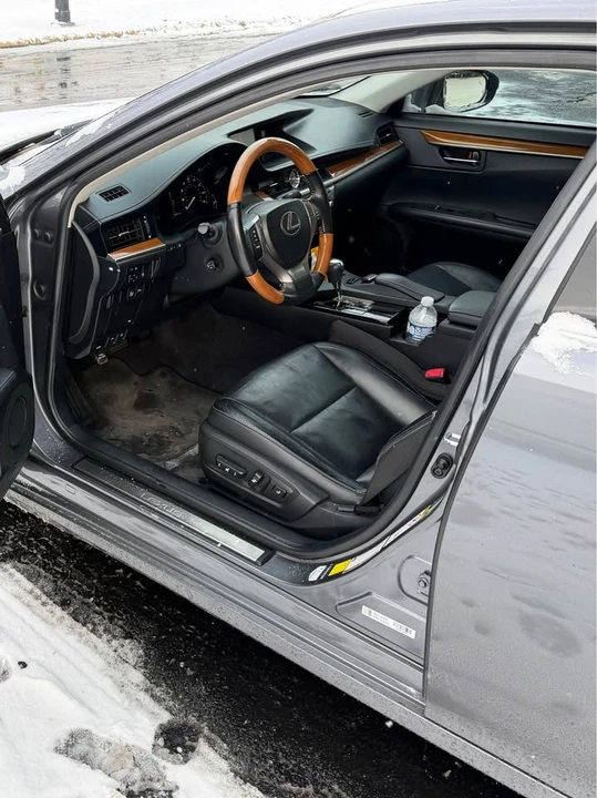 2014 Lexus ES 6th Gen - Image 6 of 10