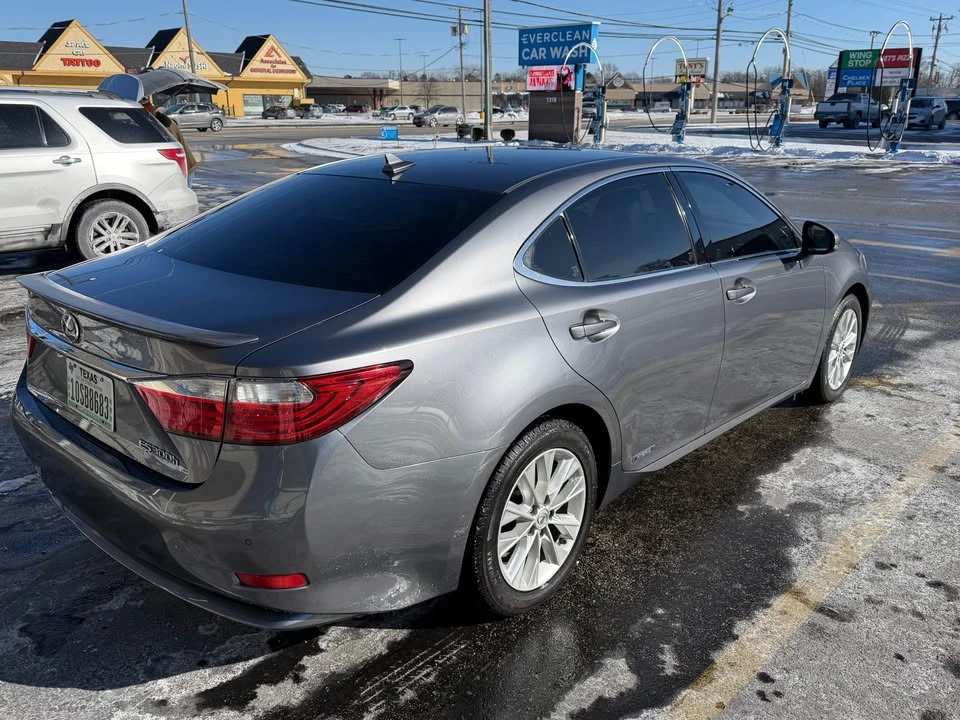 2014 Lexus ES 6th Gen - Image 4 of 10