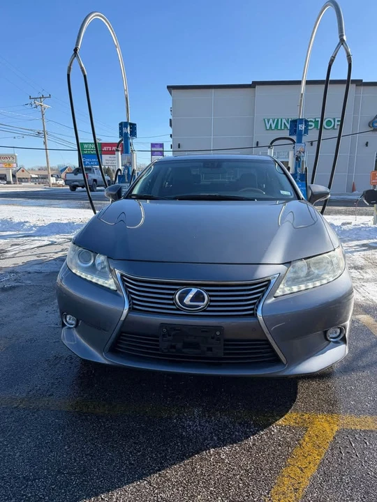 2014 Lexus ES 6th Gen - Image 5 of 10