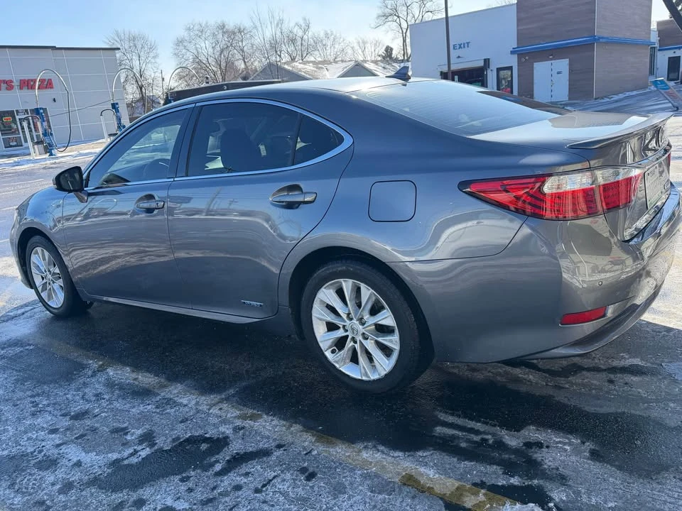 2014 Lexus ES 6th Gen - Image 3 of 10