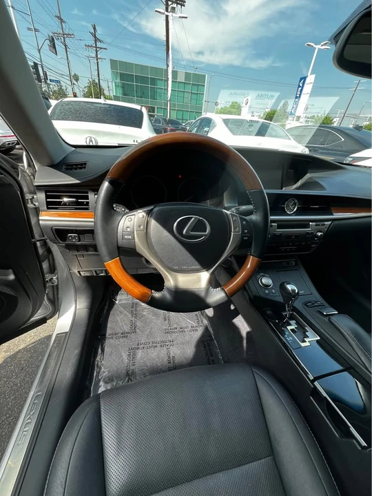 2014 Lexus ES 6th Gen - Image 2 of 4