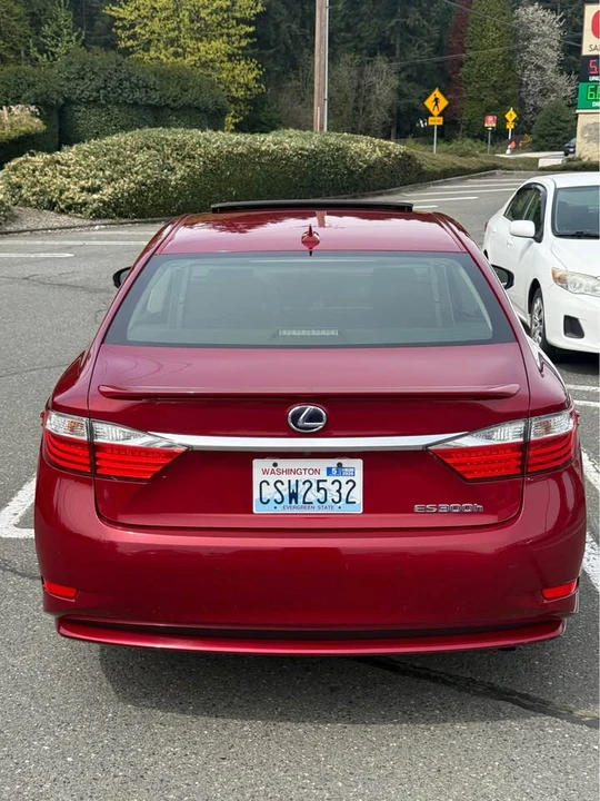 2014 Lexus ES 6th Gen - Image 8 of 14