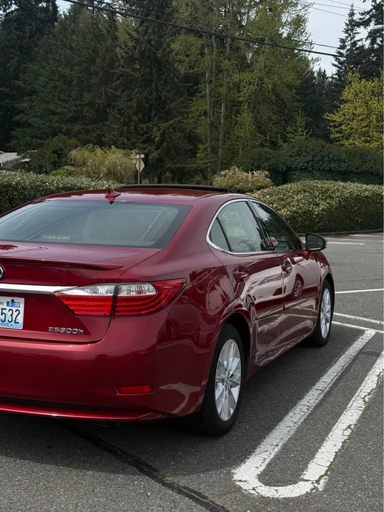 2014 Lexus ES 6th Gen - Image 9 of 14