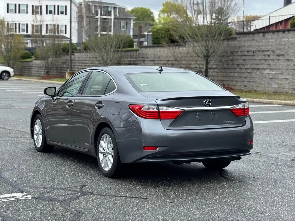 2014 Lexus ES 6th Gen - Image 4 of 19