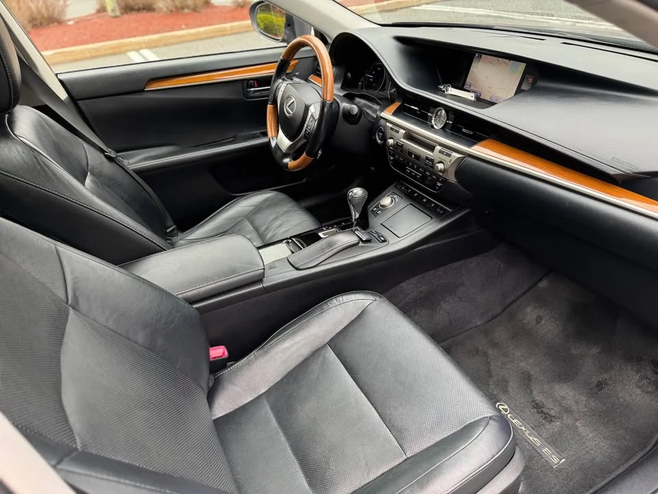 2014 Lexus ES 6th Gen - Image 11 of 19