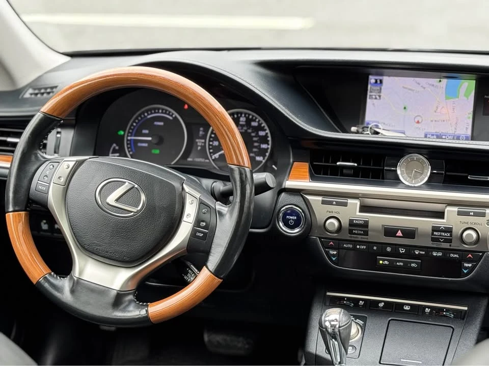 2014 Lexus ES 6th Gen - Image 18 of 19