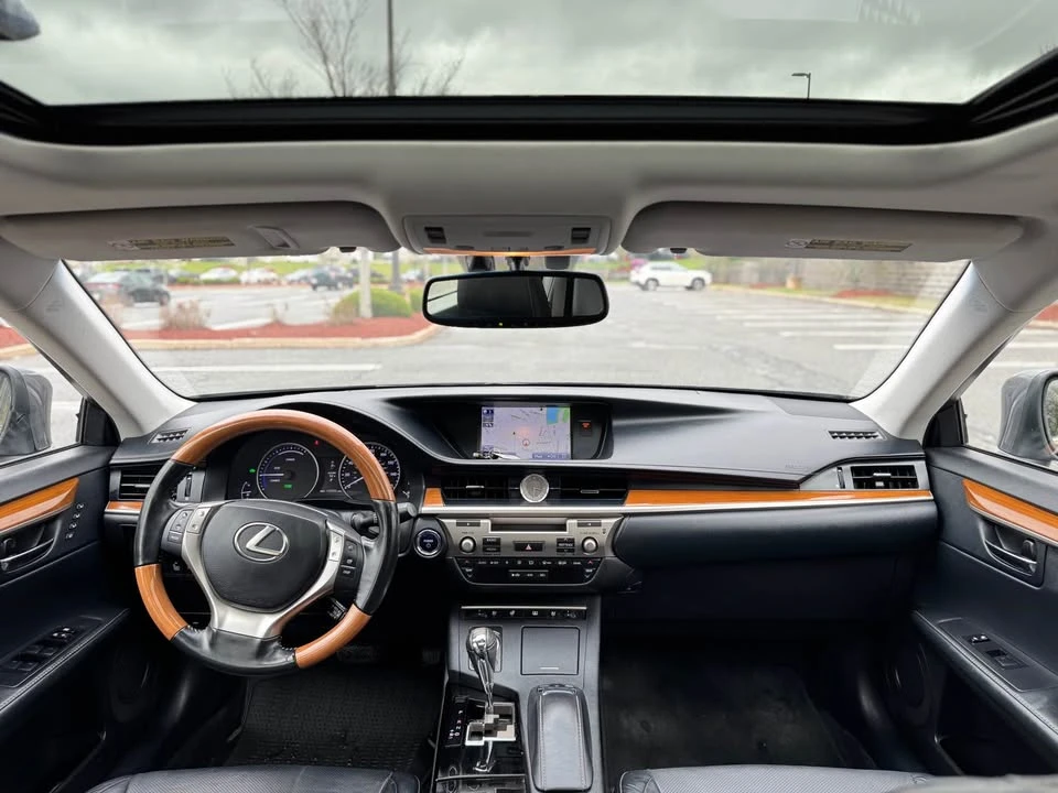 2014 Lexus ES 6th Gen - Image 17 of 19