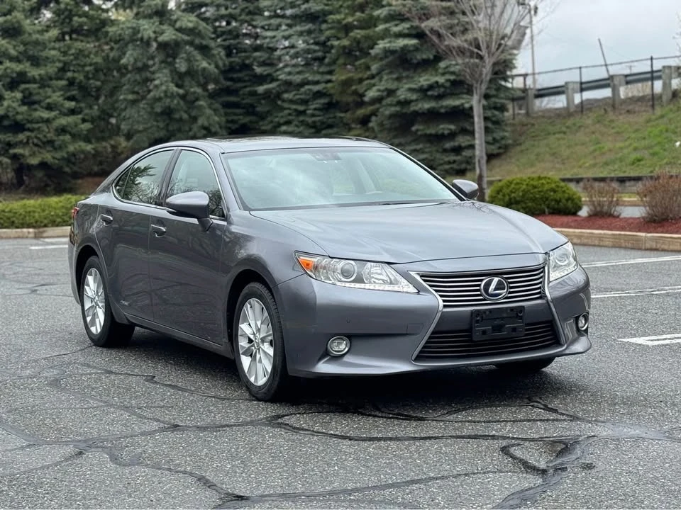 2014 Lexus ES 6th Gen - Image 2 of 19