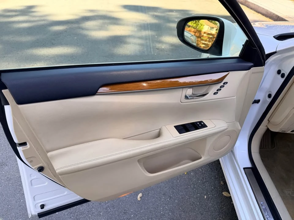 2014 Lexus ES 6th Gen - Image 16 of 20
