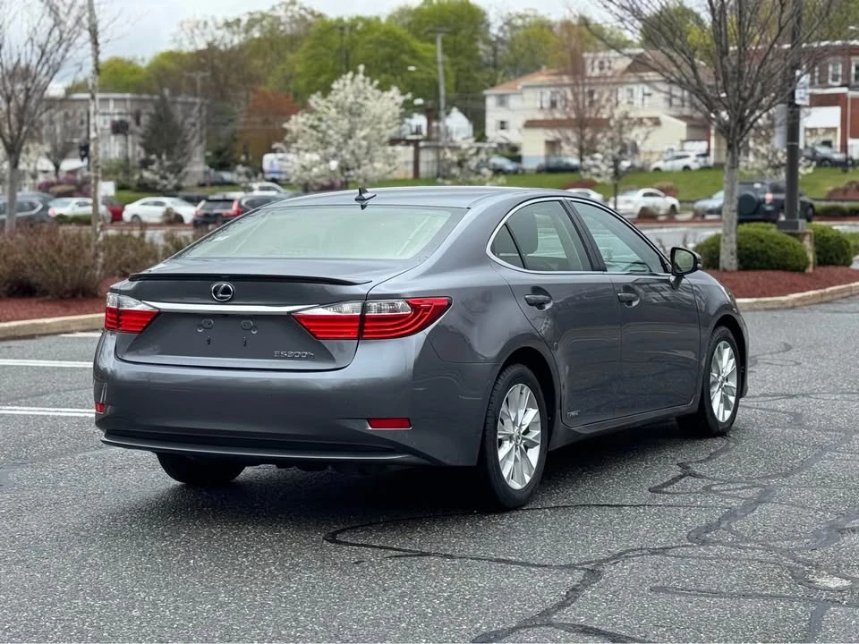 2014 Lexus ES 6th Gen - Image 3 of 19