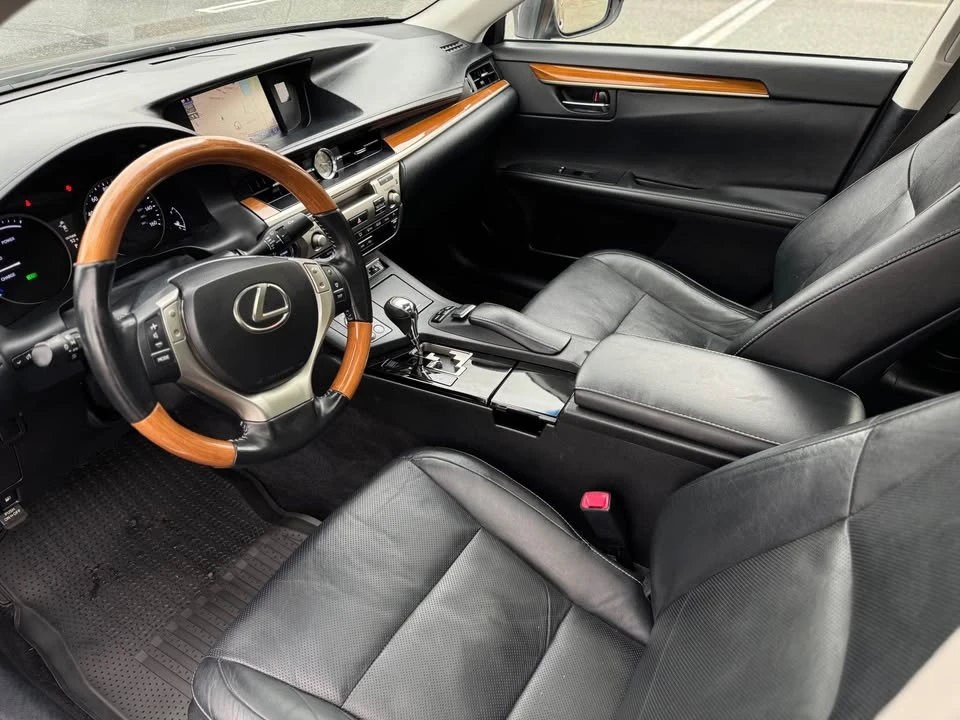 2014 Lexus ES 6th Gen - Image 10 of 19