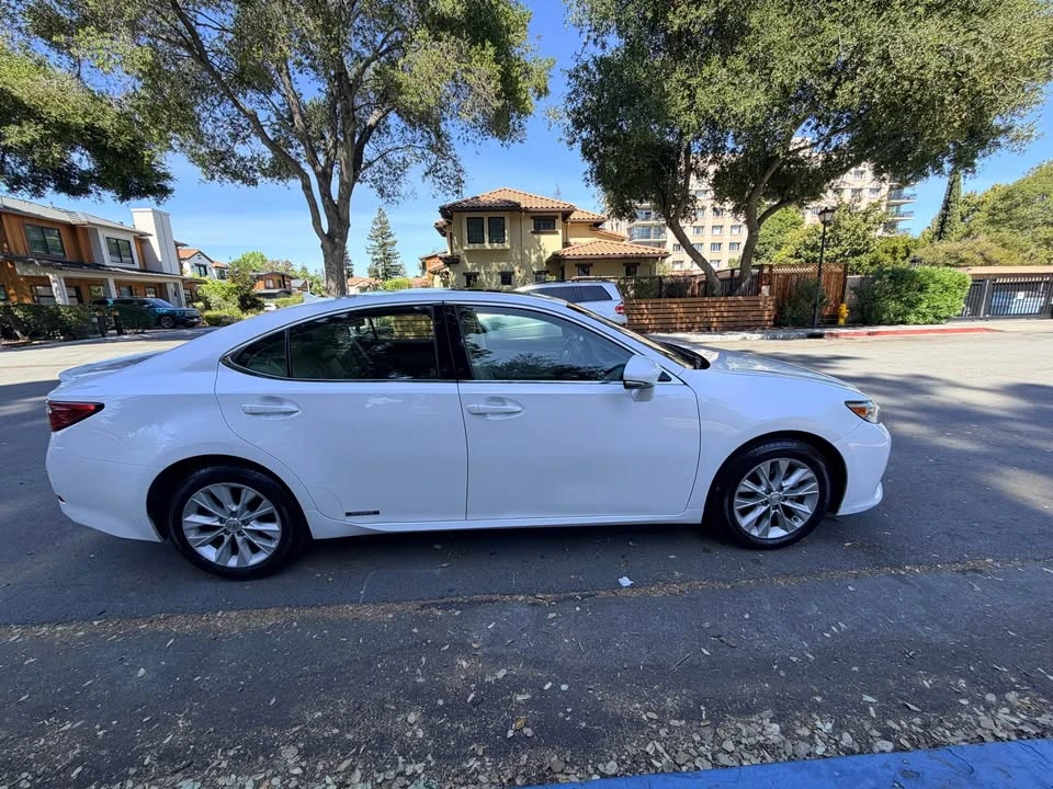 2014 Lexus ES 6th Gen - Image 9 of 20