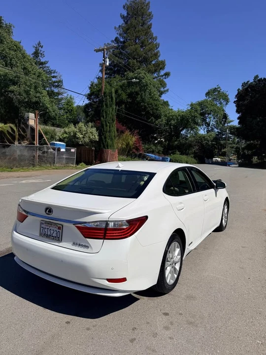 2014 Lexus ES 6th Gen - Image 4 of 20