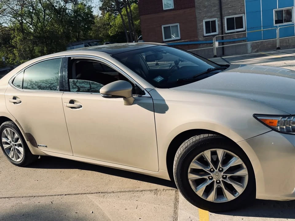2014 Lexus ES 6th Gen - Image 2 of 8