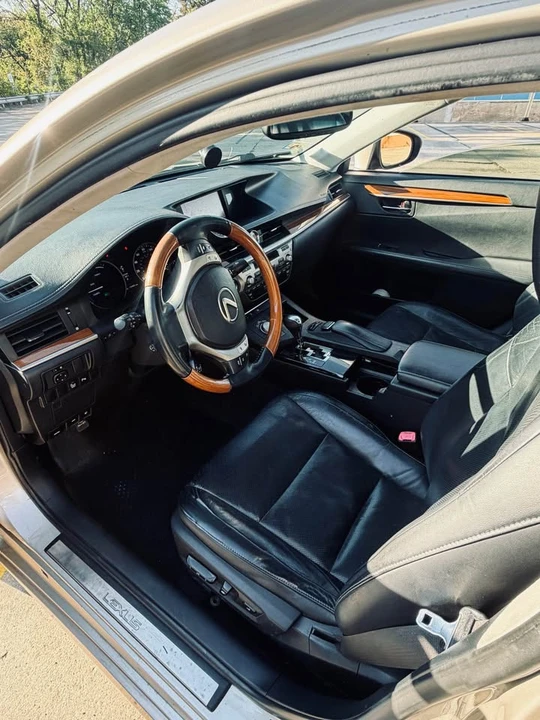 2014 Lexus ES 6th Gen - Image 7 of 8