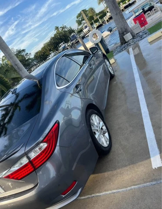 2014 Lexus ES 6th Gen - Image 2 of 10