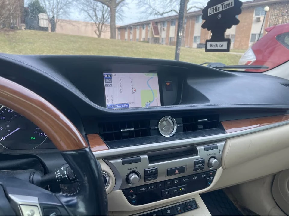 2014 Lexus ES 6th Gen - Image 10 of 11