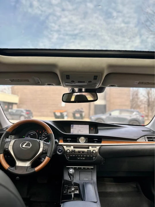 2014 Lexus ES 6th Gen - Image 11 of 15