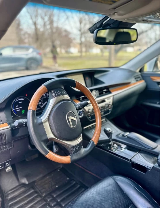2014 Lexus ES 6th Gen - Image 7 of 15