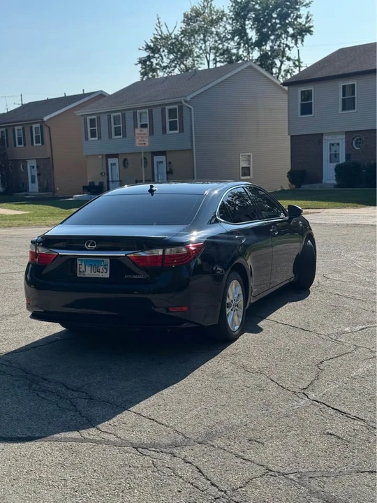 2014 Lexus ES 6th Gen - Image 4 of 13