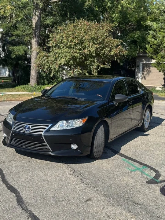 2014 Lexus ES 6th Gen - Image 2 of 13