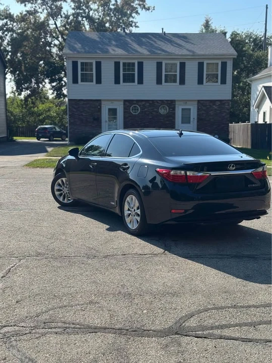 2014 Lexus ES 6th Gen - Image 5 of 13