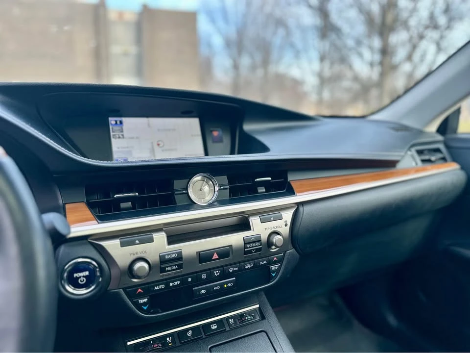 2014 Lexus ES 6th Gen - Image 9 of 15