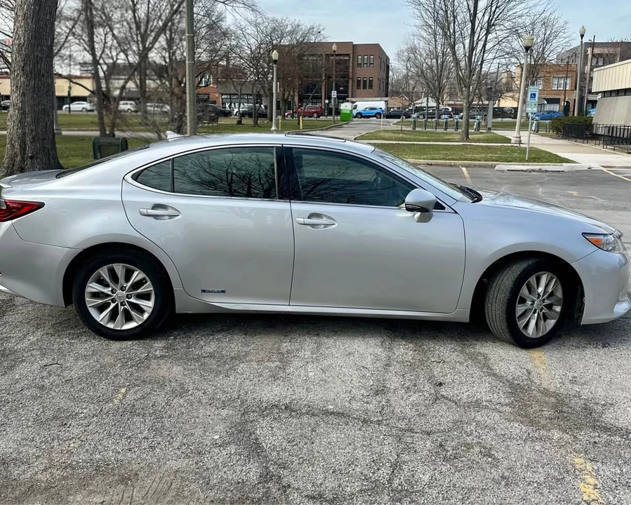 2014 Lexus ES 6th Gen - Image 5 of 15